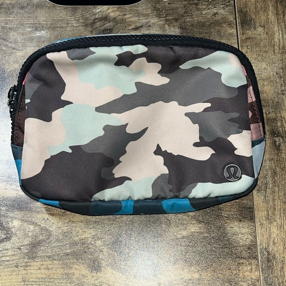 Lululemon Everywhere Belt Bag *1L